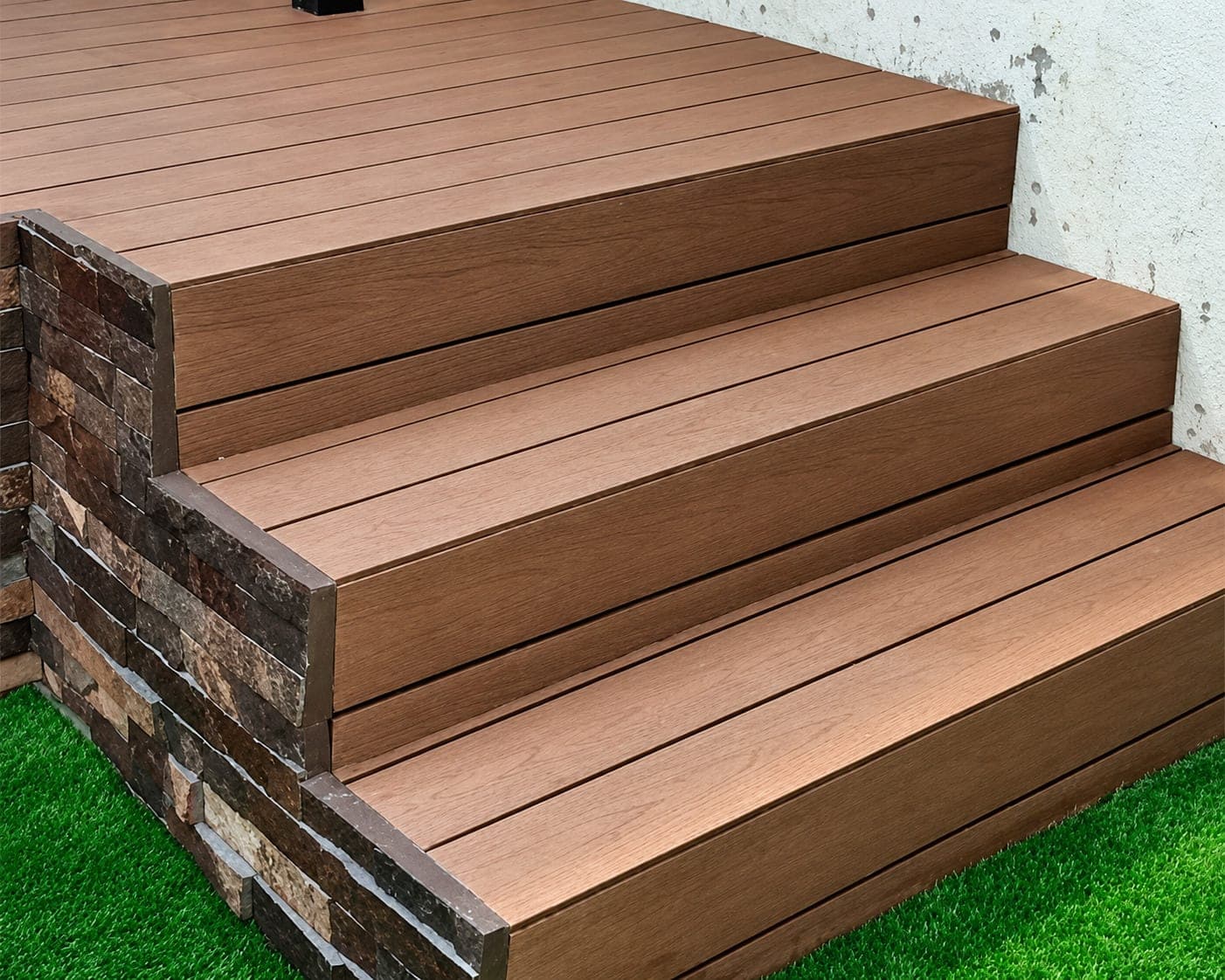 Escalones de deck WPC sobre pasto sintético