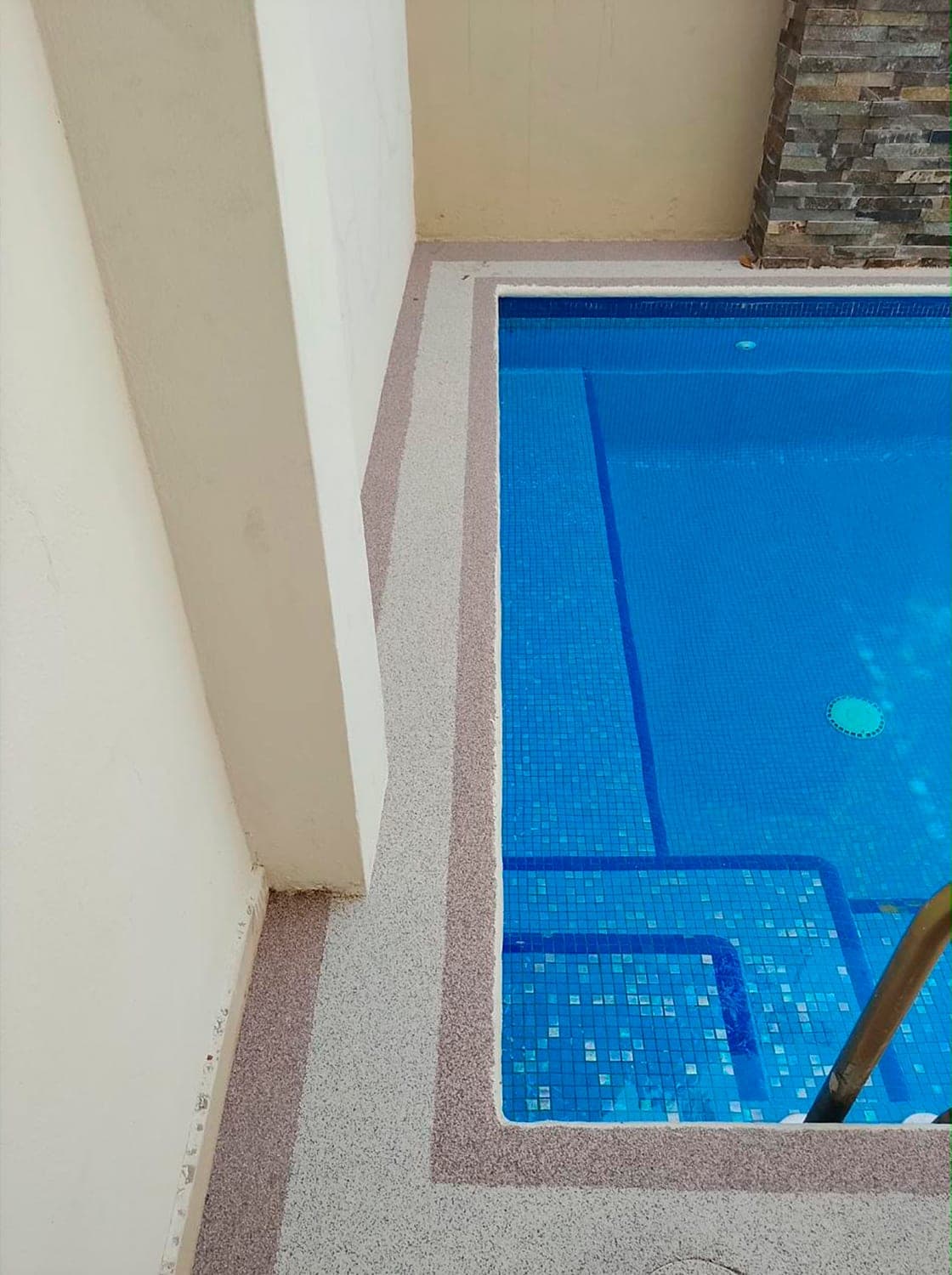 Granito granulado claro en el contorno de una piscina