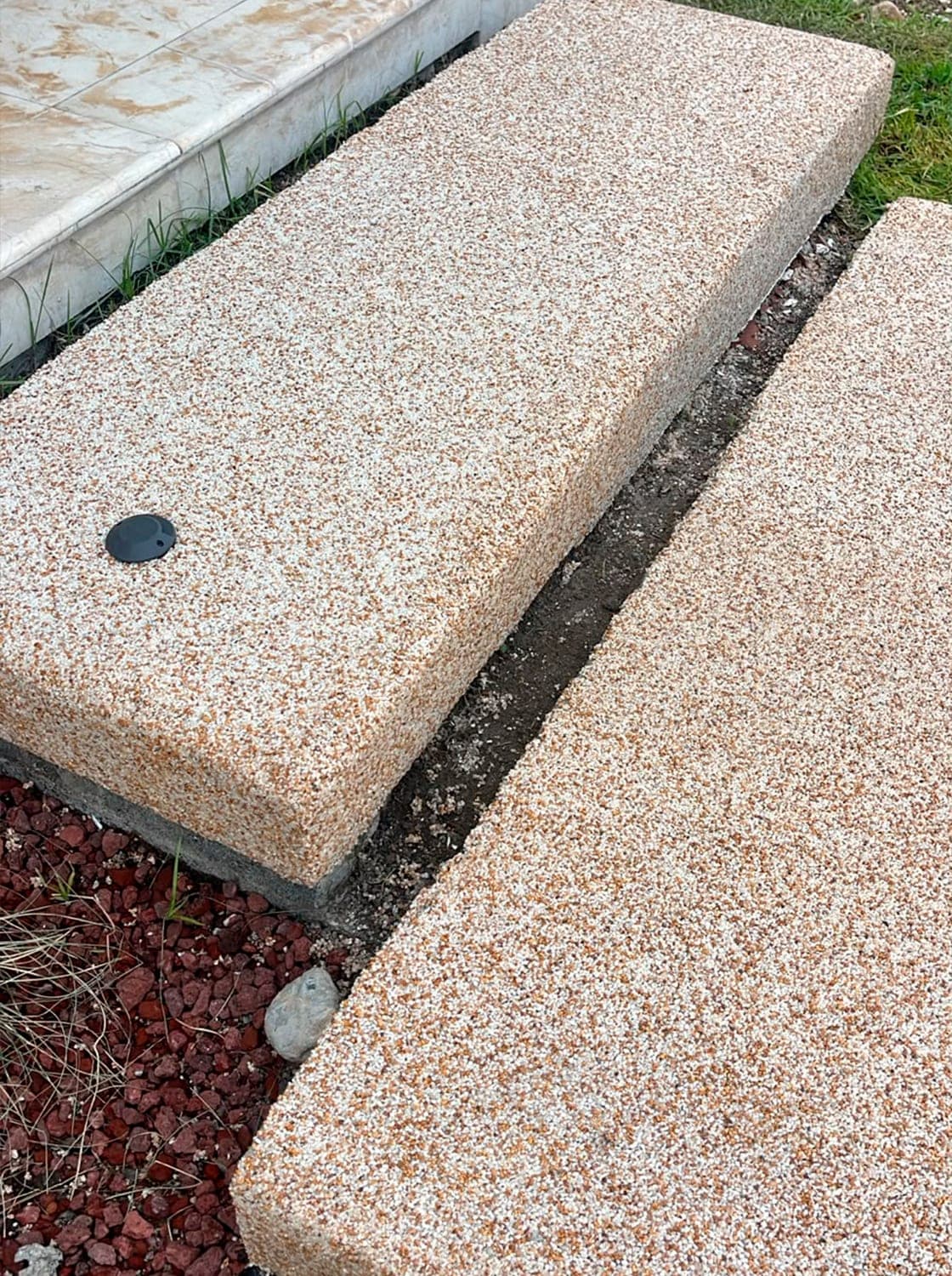 Escalones de jardín recubiertos con granito granulado en tono beige