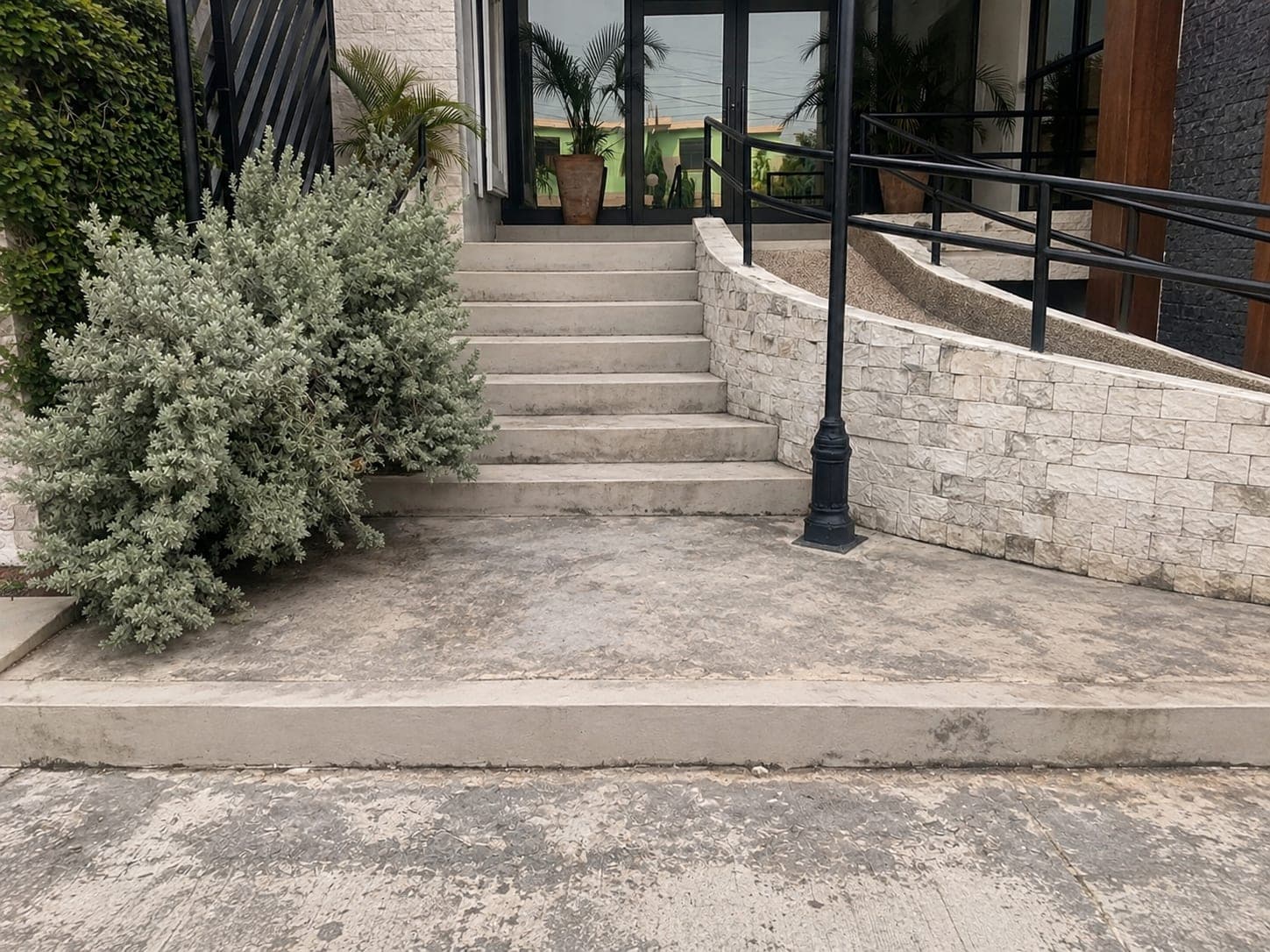 Escalera y acceso exterior antes de aplicar el granito granulado