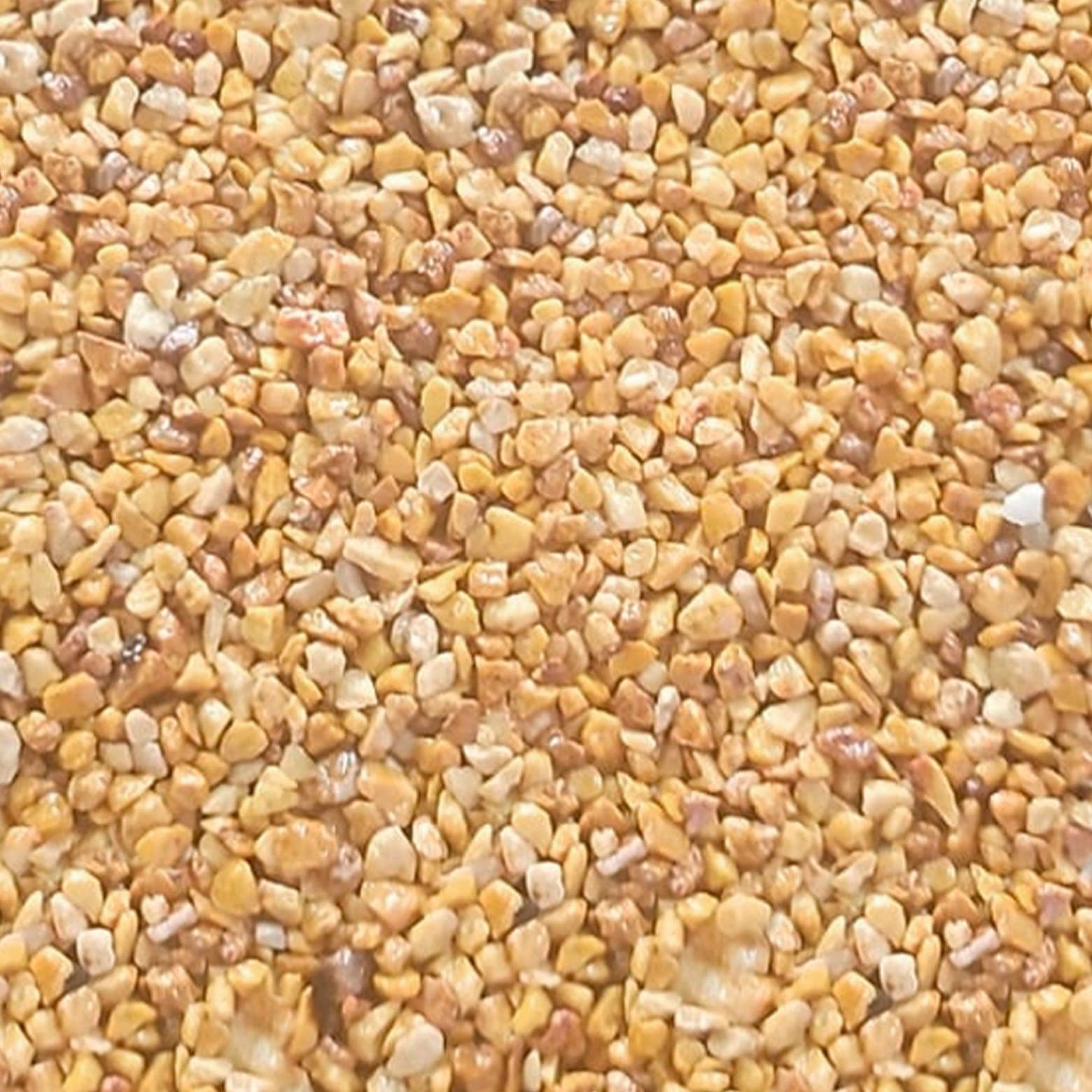 Muestra de granito granulado modelo Amarillo Nobleza, tono cálido