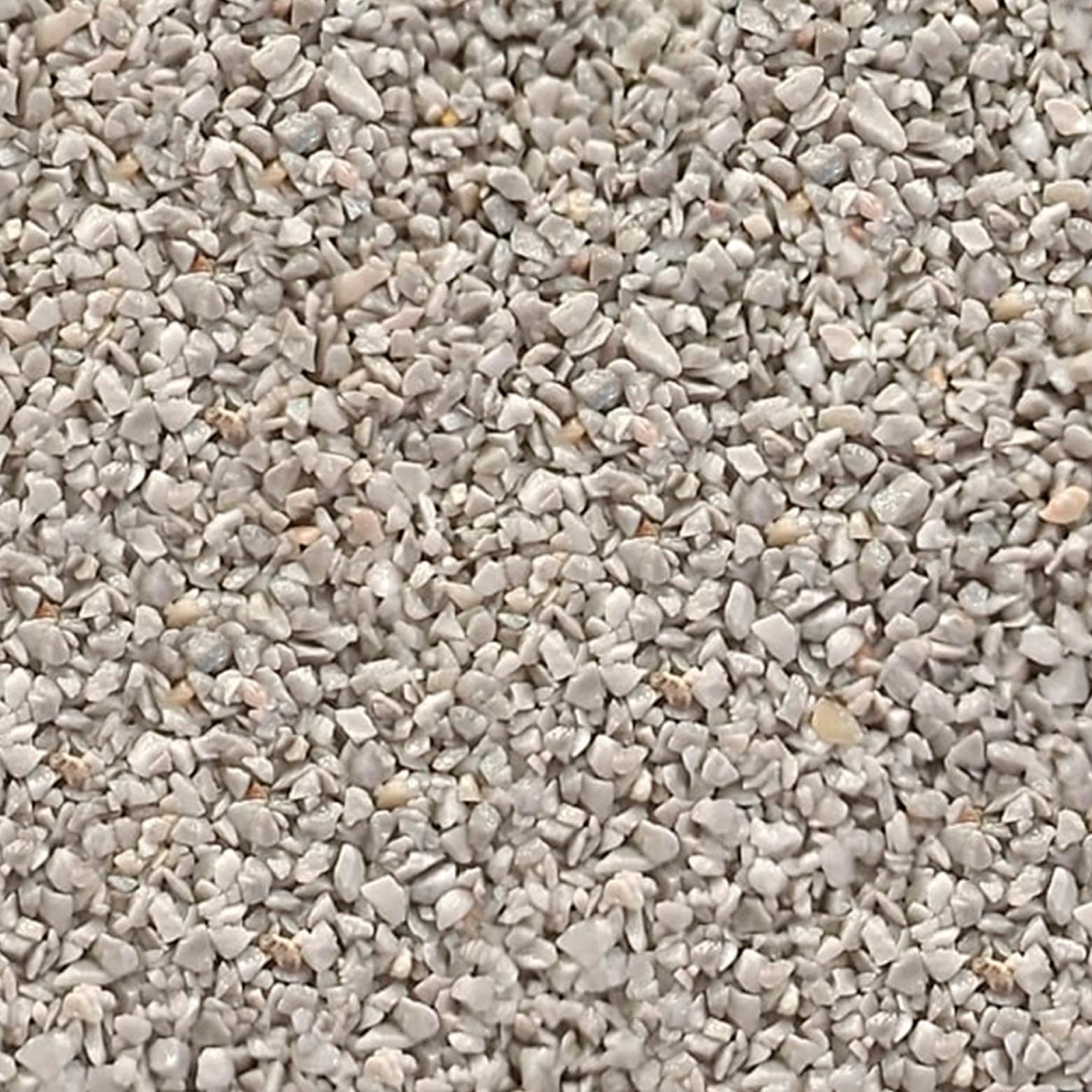 Muestra de granito granulado modelo Gris Luxury, tono gris claro