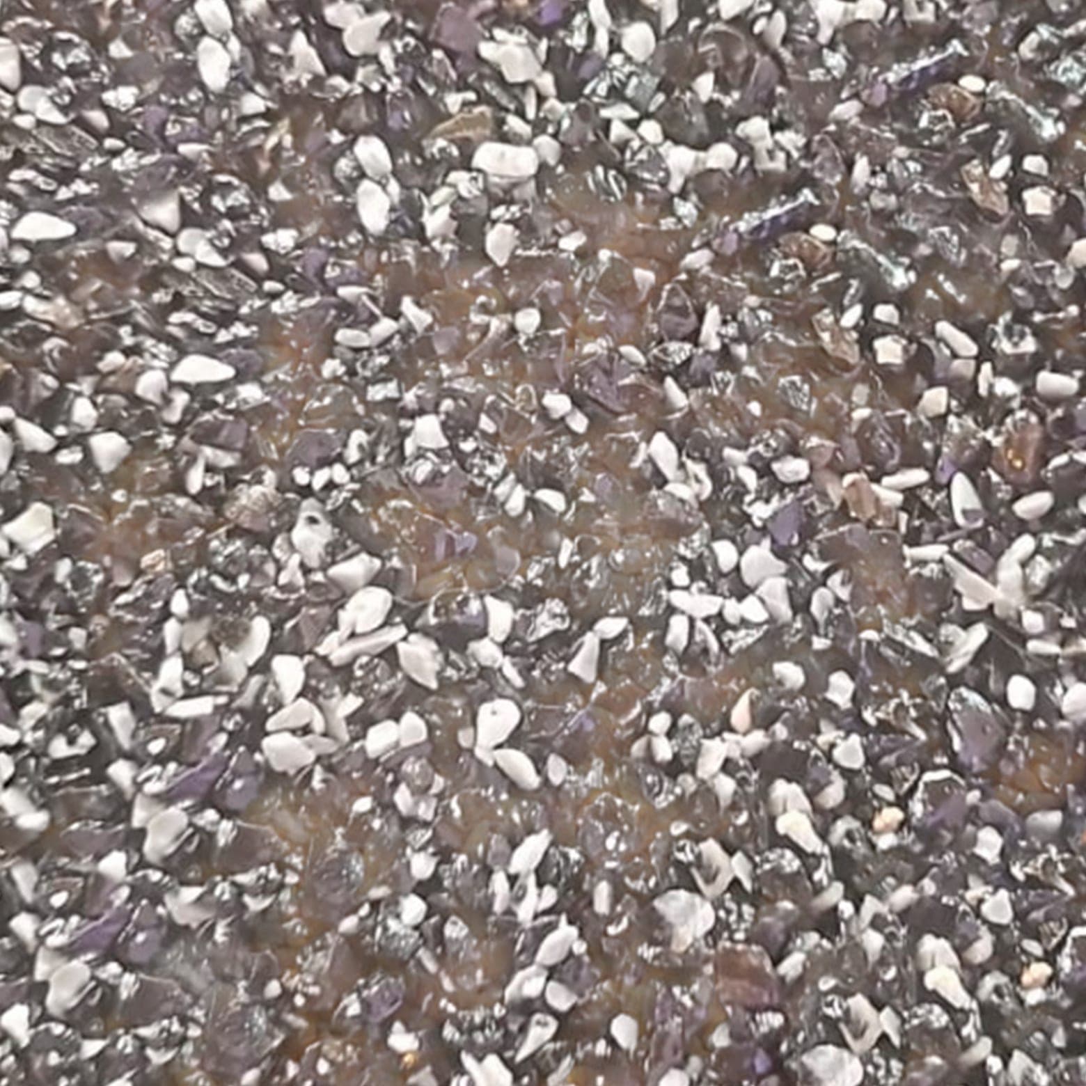 Muestra de granito granulado modelo Negro Celeste, tono oscuro con grano claro