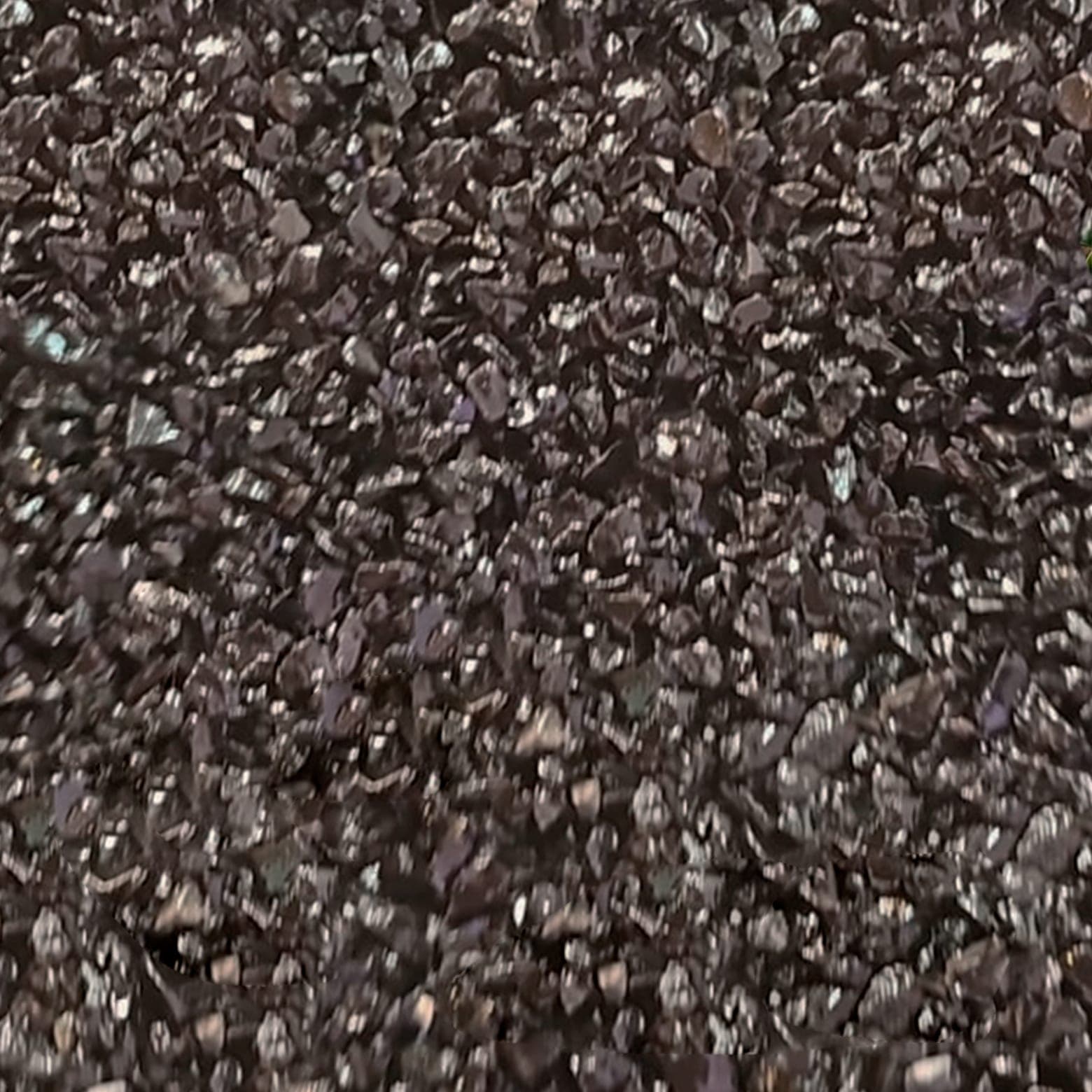 Muestra de granito granulado modelo Negro Diamante, tono oscuro