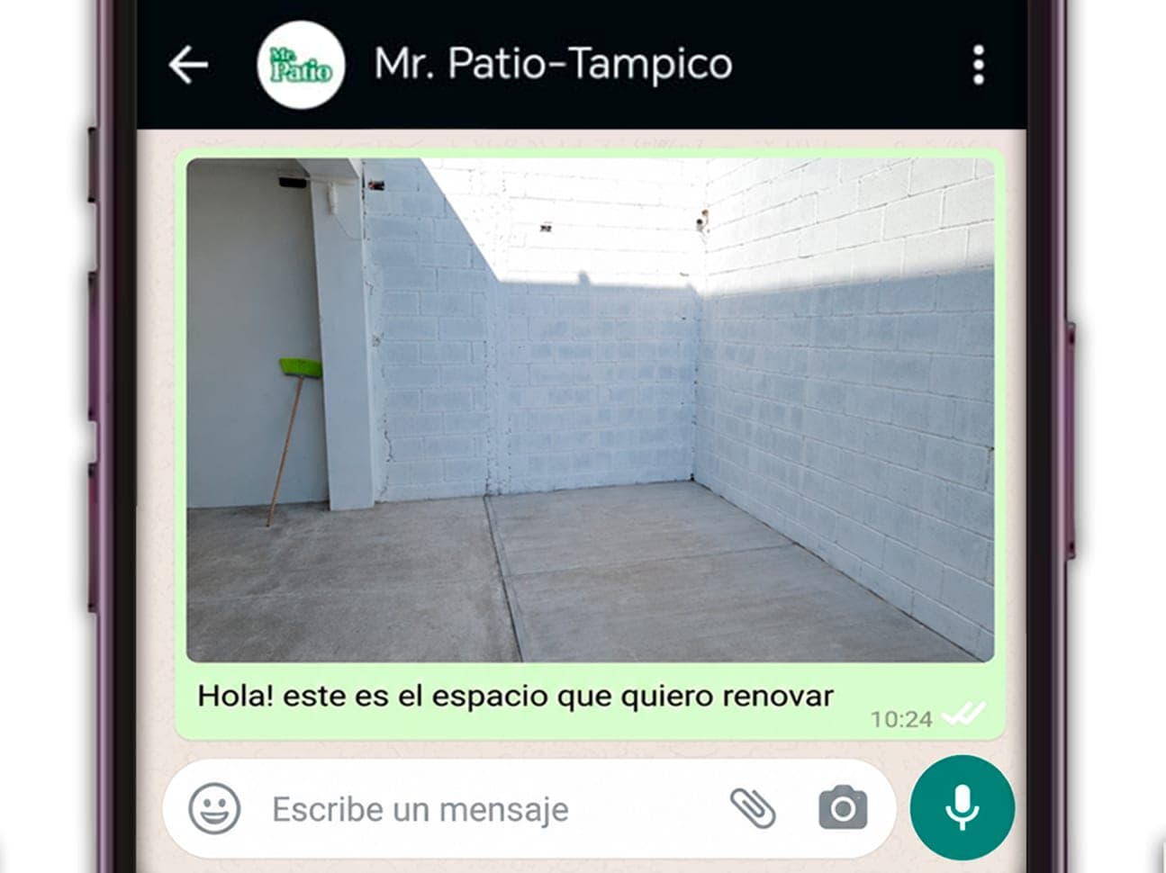 Cliente envía por WhatsApp la foto del patio que quiere renovar